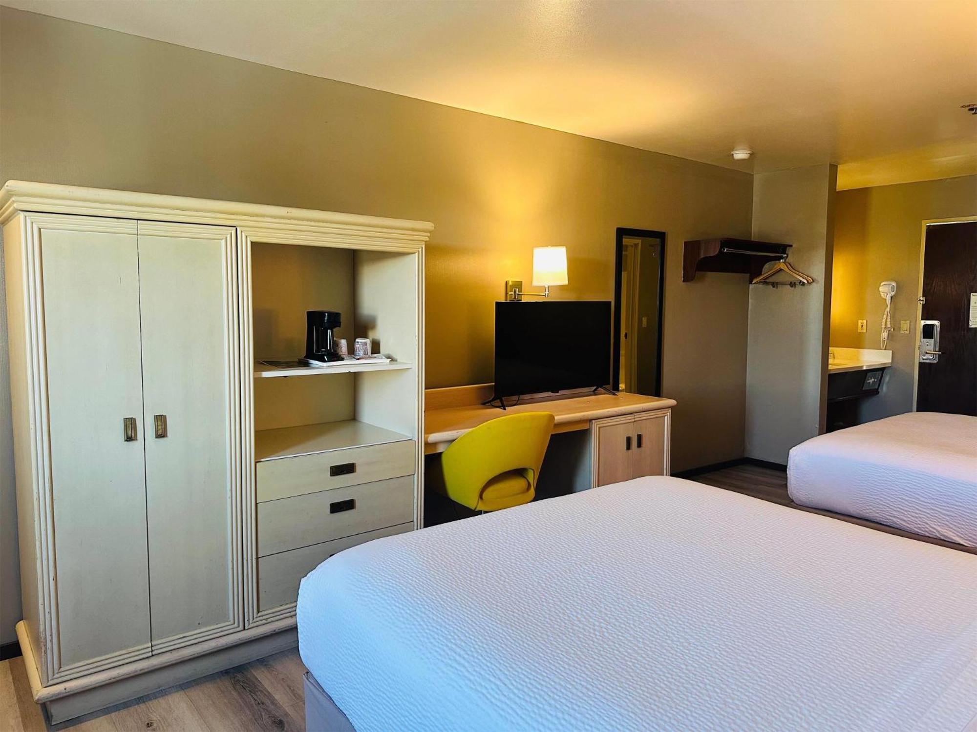 Queen Room Two Queen Beds Non-Smoking